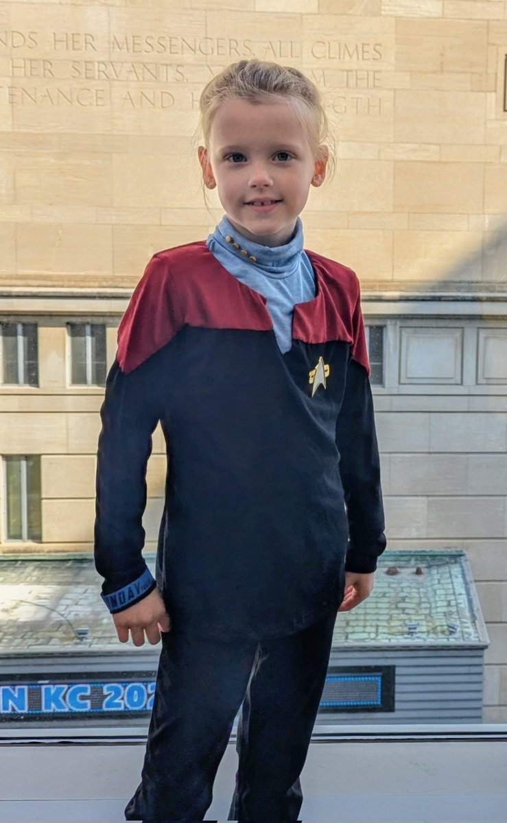 FeistyHammer's tweet photo. @TheKateMulgrew I was really annoyed I couldn't find a kid-size Voyager uniform for sale, but my sister and I managed to sew and craft a decent Janeway uniform for her first convention cosplay.  Engage.  #PlanetComicon #Cosplay #StarTrek #Voyager #KCComicon https://t.co/1ljZMdGzAg