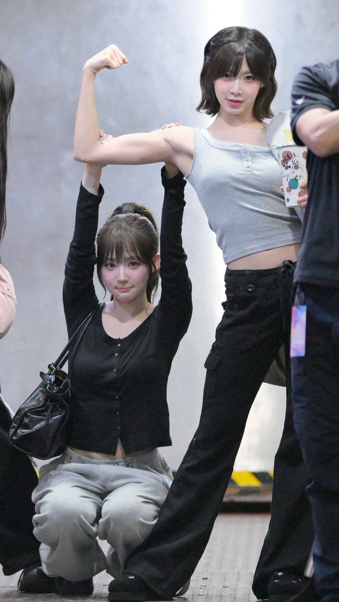 260301
💪

#tripleS #트리플에스 
#SeoYeon #서연 #윤서연
#Nien #니엔 #許念慈