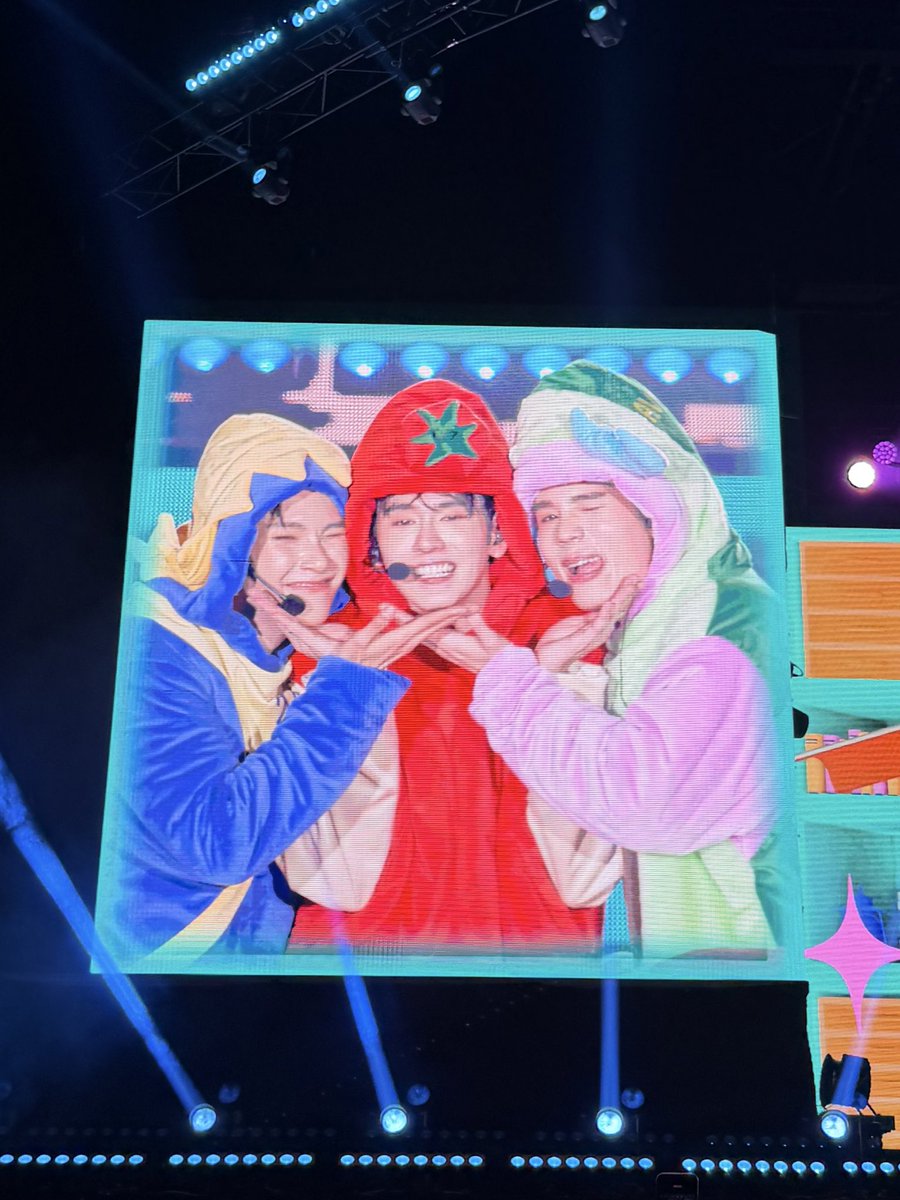 ffourrr_ tweet media