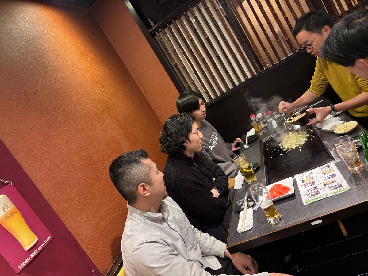 FivotRecruit's tweet photo. エンジニアメンバーの歓迎会で行ったお好み焼き🎉

まさかの、CxOが率先して焼いてくれるスタイル😂

自然と会話も弾んで、
いい意味で“上下関係を感じない時間”でした🌱

こういう空気感が、やっぱり好きです🍻

1枚目：COO sugai3
2枚目：CEO abe3（遅れてきて、しっかり焼いてくれる🔥） https://t.co/flXh7v0JSK