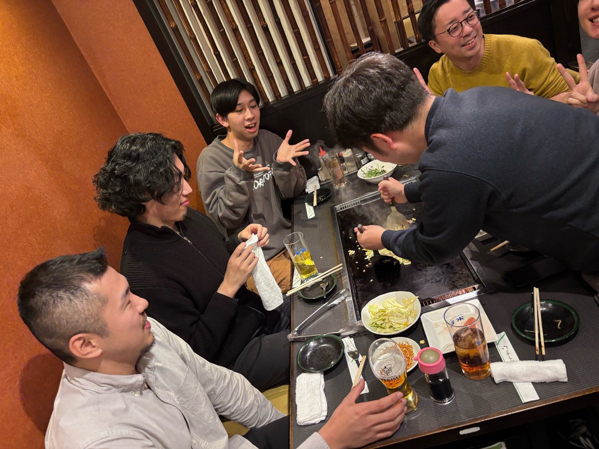 FivotRecruit's tweet photo. エンジニアメンバーの歓迎会で行ったお好み焼き🎉

まさかの、CxOが率先して焼いてくれるスタイル😂

自然と会話も弾んで、
いい意味で“上下関係を感じない時間”でした🌱

こういう空気感が、やっぱり好きです🍻

1枚目：COO sugai3
2枚目：CEO abe3（遅れてきて、しっかり焼いてくれる🔥） https://t.co/flXh7v0JSK