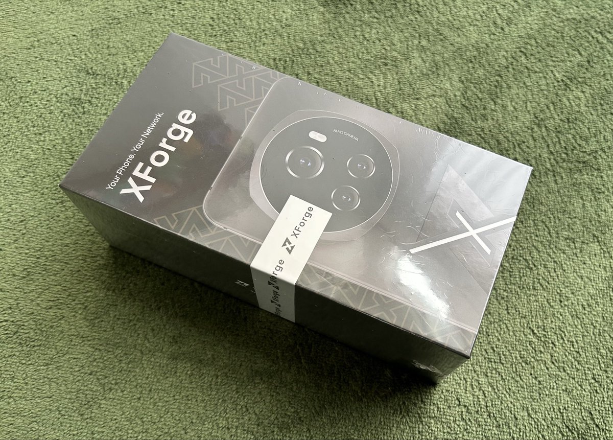 memory123a's tweet photo. XForgephonが届きました✨
充電コードはもちろんのこと、画面拭きやスマホカバー、ディスプレイカバーまで同梱されてました📱
#XForge https://t.co/b1hrLMdKRh