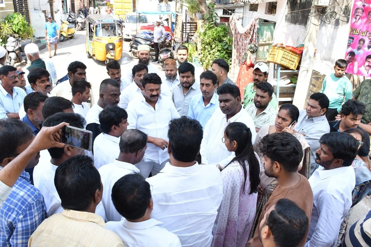YadavTalasani's tweet photo. Visited Devidi area in Begumpet Division, Sanathnagar constituency. Reviewed local issues with officials and directed immediate action for their swift resolution.
#Sanathnagar #Begumpet #Devidi #Hyderabad  #FieldVisit #OnGround #Development #CivicIssues #LocalGovernance https://t.co/cDtcDlNoOc