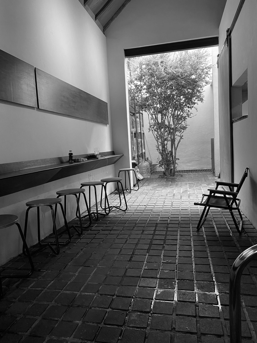 Danjettt's tweet photo. Tak ada lilin, tak ada tepuk tangan, hanya tanggung jawab, tuntutan hidup, senyum semu, bangku kosong, dipaksa menikmati, tanpa berbagi. https://t.co/ahamxVJriA