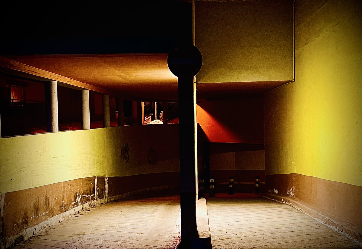 Llyaollya's tweet image. Not all light comforts.
Some divides.
Some exposes.

Between colors and shadows…
something doesn’t feel right.

— LlyllyArt

#visualpoetry #lightandshadow #moodyframes #urbanmood #liminalspace