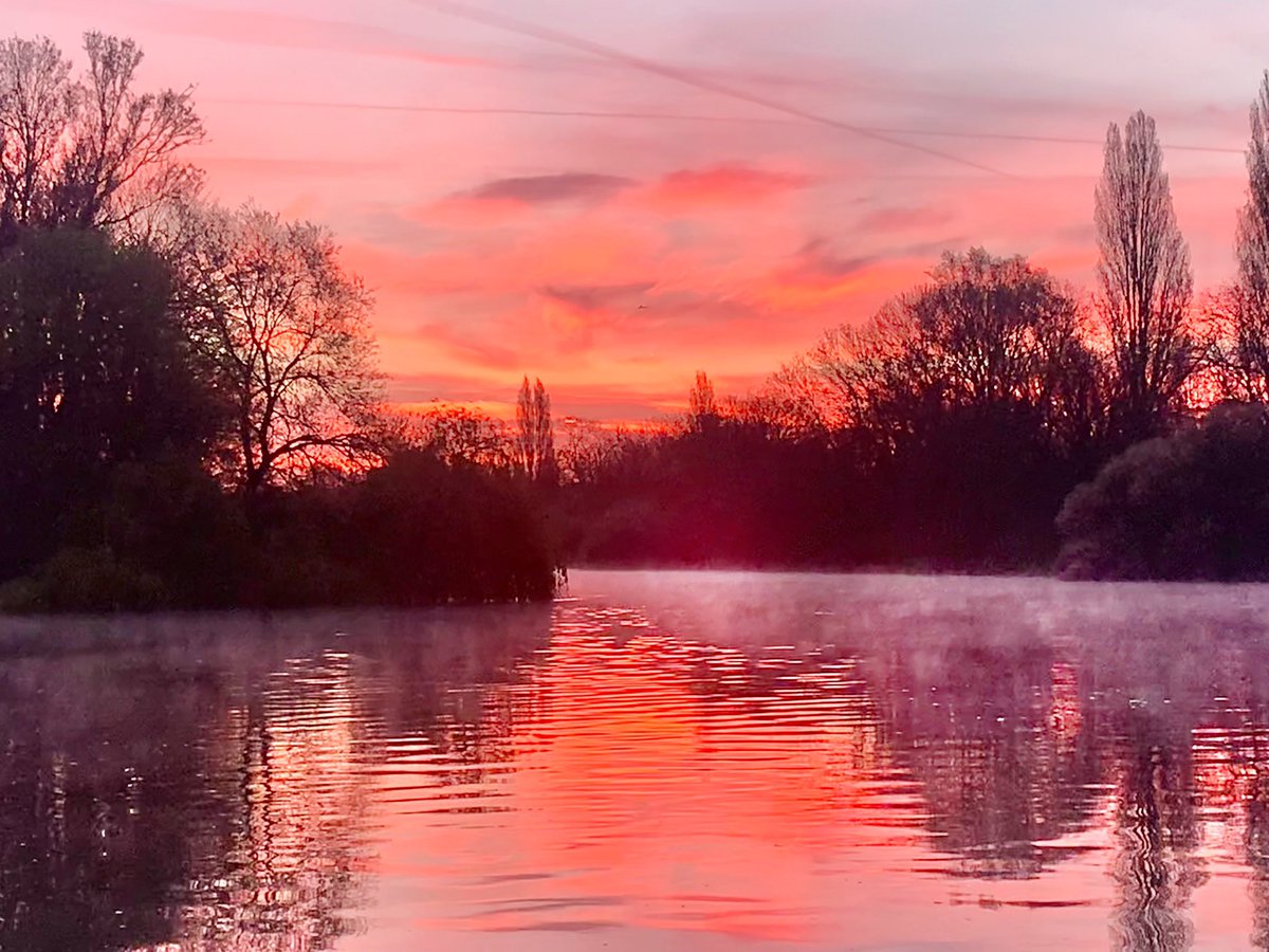 ruths_gallery's tweet image. An incredible start to the Bank Holiday with a deep red predawn sky and mist rising from the Thames. 

@SallyWeather #sunrise #reflections #bankholidaymonday #twickenham #thames #loveukweather @metoffice