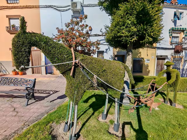 extremadura_tur's tweet photo. 🌳 #LosarDeLaVera es una bonita localidad que destaca por tener unas estupendas esculturas vegetales 👇
https://t.co/QAYbRO7Gew vía @hola https://t.co/OL0rtQo1rl