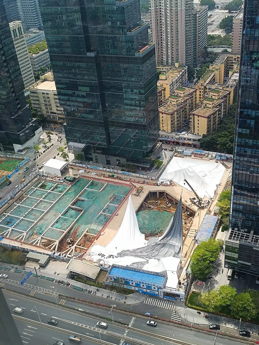 JRUrbaneNetwork's tweet photo. Chegongmiao CBD in Shenzhen a inflatable barrier was set up over a building construction site. This was done to reduce foundation excavation noise and dust to nearby office and residential buildings. Picture posted by Xuxi. https://t.co/EHcSh4ba0G