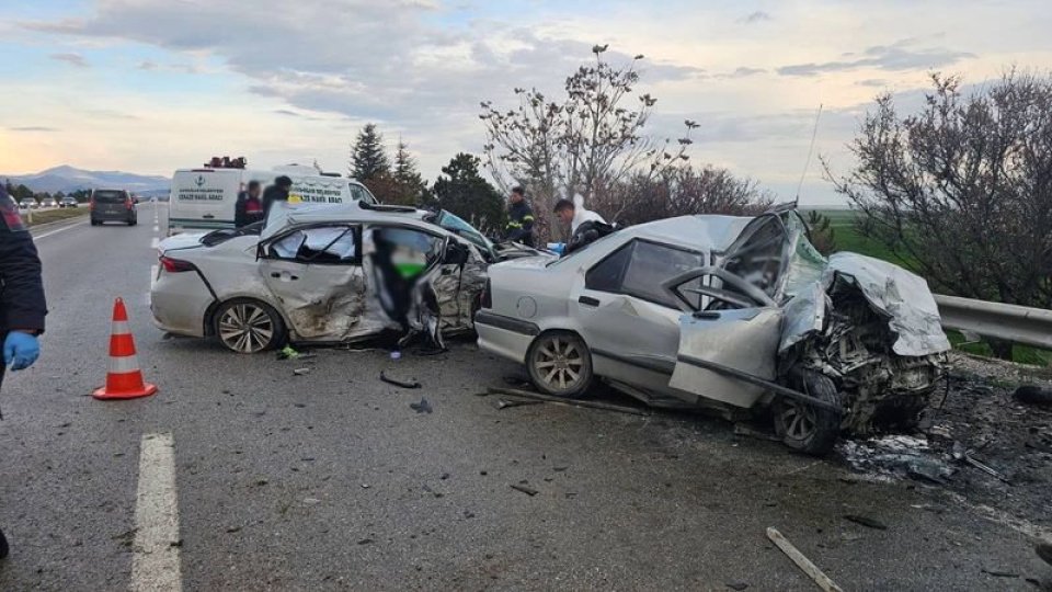 Eskişehir'de feci kaza: 4 ölü 

ESKİŞEHİR’de sürücüsünün kontrolünü kaybettiği otomobil, karşı şeride geçip başka bir otomobille çarpıştı. Kazada 4 kişi hayatını kaybederken, 2 kişi de ağır yaralandı.