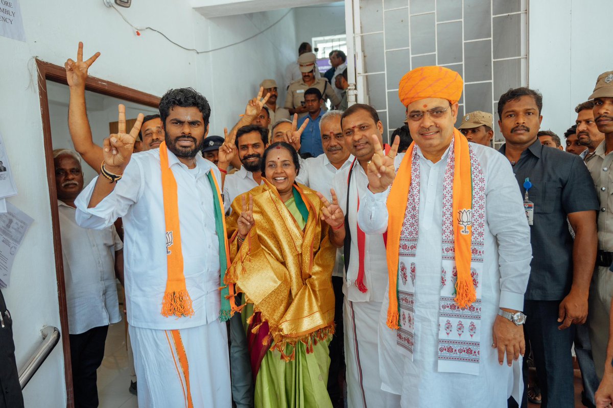 இன்றைய தினம், கோயம்புத்தூர் வடக்கு சட்டமன்றத் தொகுதியில், பாஜக சார்பில் போட்டியிடும் தேசிய ஜனநாயகக் கூட்டணி வெற்றி வேட்பாளர், அன்பு அக்கா, திருமதி <a href="/VanathiBJP/">Vanathi Srinivasan</a> அவர்கள், வேட்புமனு தாக்கல் செய்யும் நிகழ்வில், மாண்புமிகு ராஜஸ்தான் மாநில முதலமைச்சர், திரு <a href="/BhajanlalBjp/">Bhajanlal Sharma</a> மற்றும்