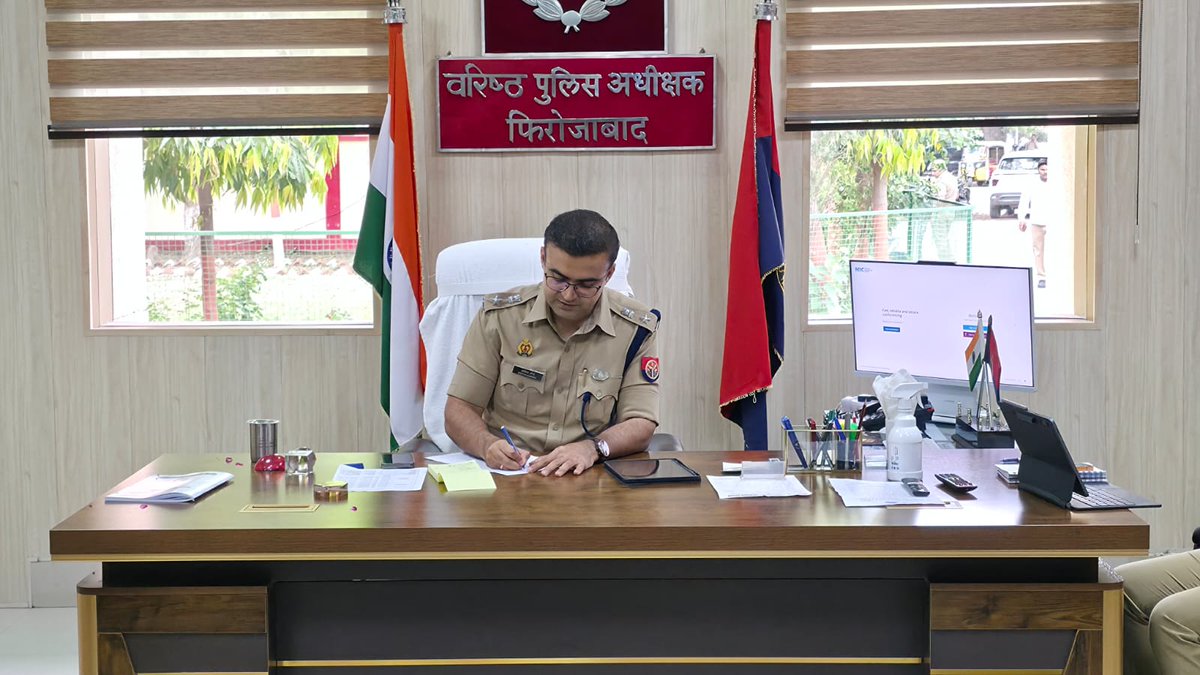 firozabadpolice's tweet image. #जनसुनवाई  
 #SSP फिरोजाबाद द्वारा पुलिस कार्यालय में आने वाले फरियादियों की समस्याओं को विस्तारपूर्वक सुनकर उनकी समस्याओं / प्रार्थना-पत्रों के गुणवत्तापूर्ण एवं समयबद्ध निस्तारण हेतु सम्बन्धित को दिए गये आवश्यक दिशा-निर्देश...