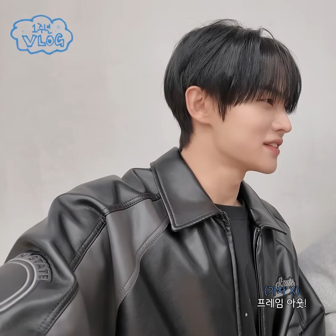 IDOL_ALLDAY's tweet photo. ▶ 셀럽 : 클로즈유어아이즈 전민욱
▶ 어디 : 260403 공식 유튜브
▶ 브랜드 : 점퍼 - 엔비에이 (NBA)
▶ 모델명 : GSW 아플리케 레더 점퍼

#CLOSEYOUREYES #JEONMINWOOK https://t.co/3cT2kj8v4c
