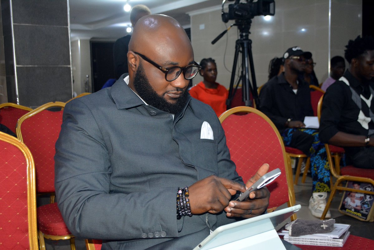 Visionpreneurr's tweet photo. A round table discussion with Just a few persons led to our decision to book a bigger hall. Who says Edo people don’t pay to attend conferences? You’re Wrong
Not when @DrStephenOup is involved.
Popularity shoke😅
#BeninStrategicGrowthSummit https://t.co/WXzUCWhF6o
