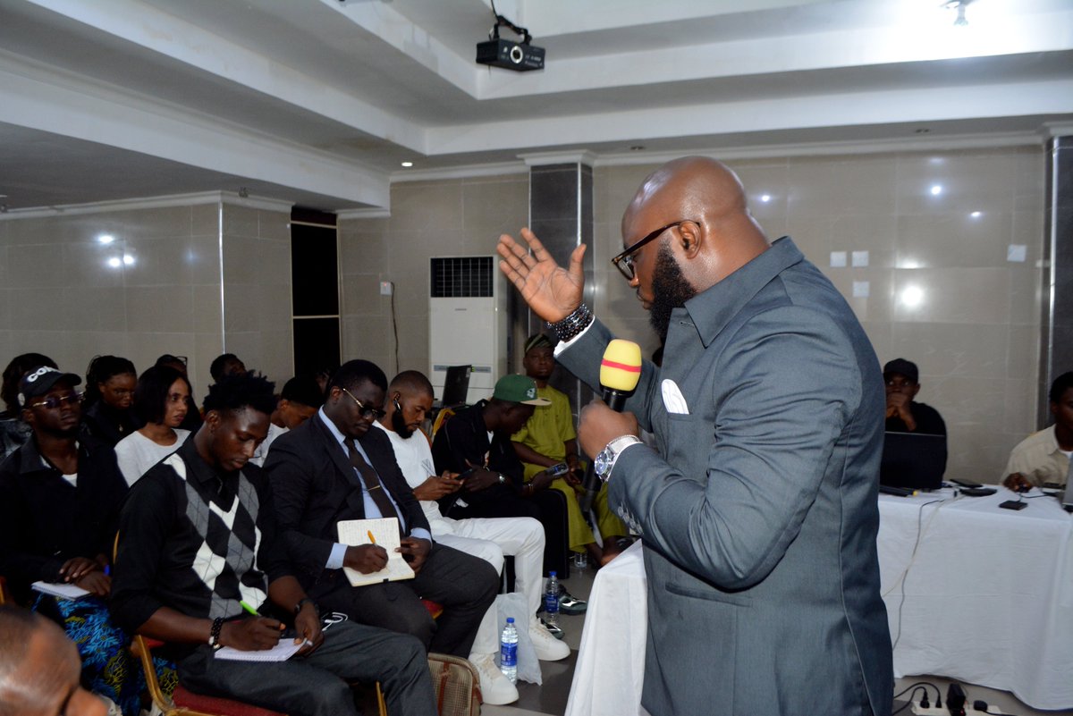 Visionpreneurr's tweet photo. A round table discussion with Just a few persons led to our decision to book a bigger hall. Who says Edo people don’t pay to attend conferences? You’re Wrong
Not when @DrStephenOup is involved.
Popularity shoke😅
#BeninStrategicGrowthSummit https://t.co/WXzUCWhF6o