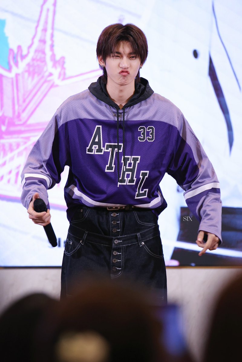 𝐒 𝐈 𝐗 tweet media