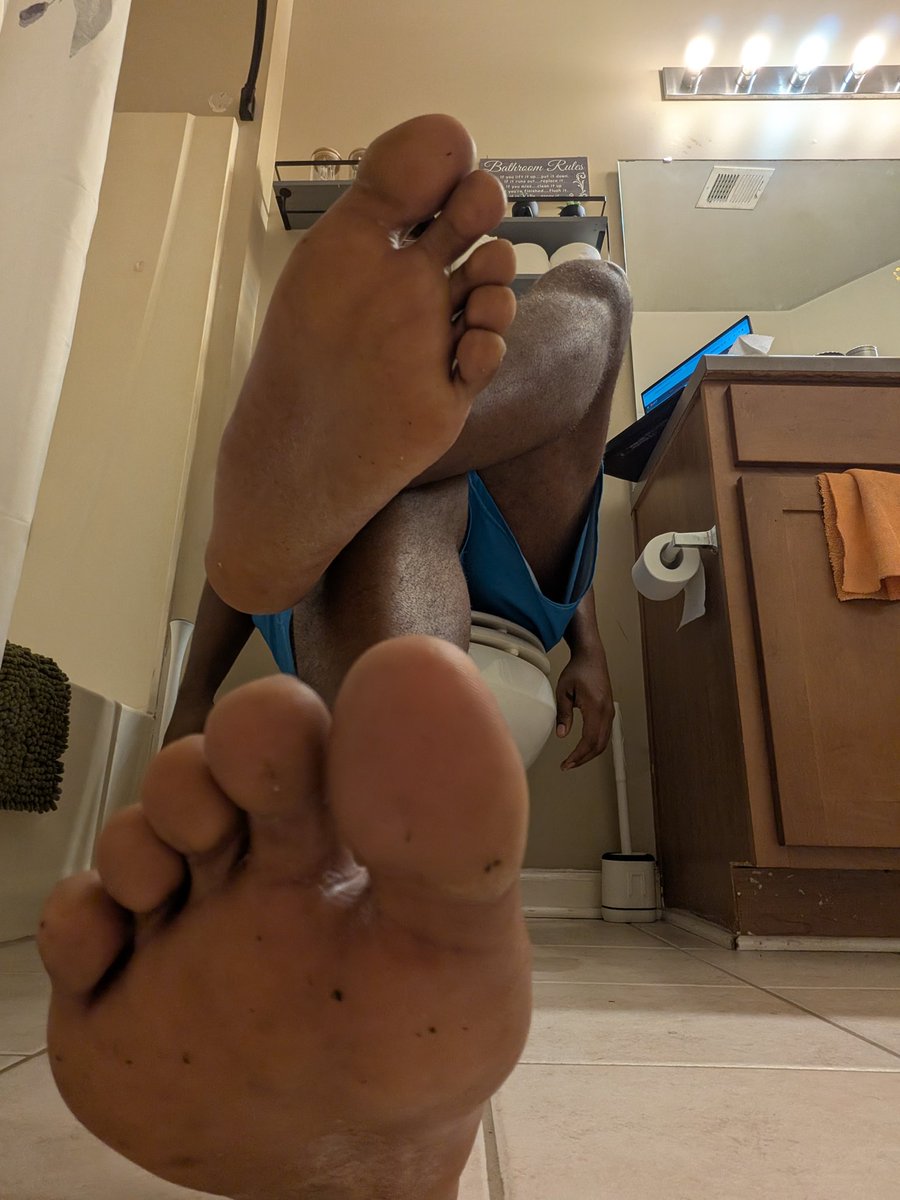 BrosSoles's tweet photo. These huge feet make it obvious everything about you is small, insignificant, and inferior.
#findom #cashmaster #finsub #paypig #feer #soles #foot #bbc #send #relapse #bnwo https://t.co/bqIGFlOiP9
