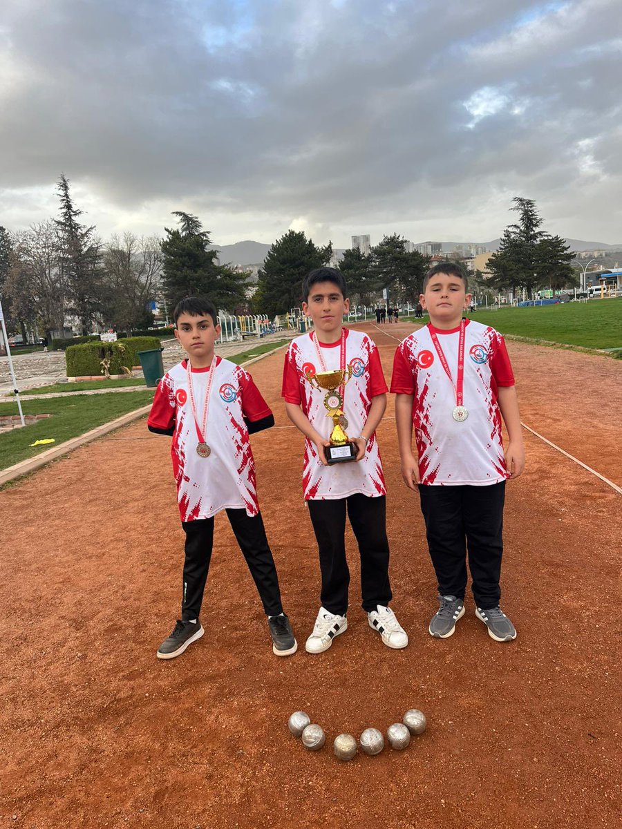 DerekoyPazar's tweet photo. Dereköy’den Büyük Bir Başarı Daha !

🎯Dereköy erkek bocce takımımız ilimizde düzenlenen okul sporları müsabakalarında ilçemizi  başarıyla temsil etmiş, İL https://t.co/8cZbb9swqk olarak bizleri gururlandırmıştır. Emek veren öğrencilerimizi ve öğretmenimizi tebrik ederiz. https://t.co/Vky1gDJhqh