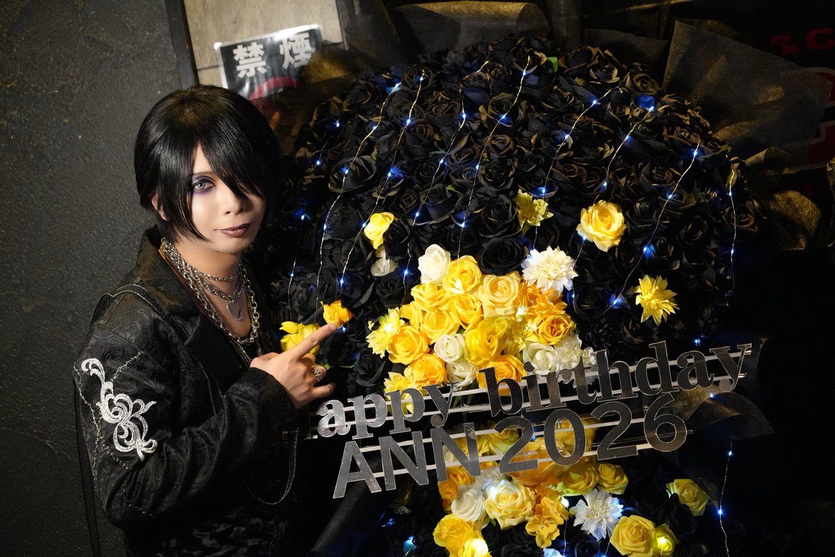 gravi_an's tweet photo. 昨日は本当にありがとう!!!

セトリどうだった？
俺の初めての『赫い眼』って曲もどうだった？
六とmyuがアレンジしてくれてLIVEでできたの嬉しかった

本当に楽しかったし嬉しかった!!!
素敵な生誕祭になった!!!
お花も本当にありがとう!!! https://t.co/Xxao96RC5S