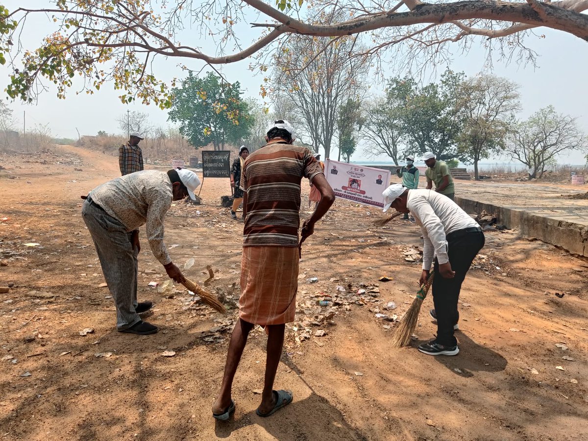 zpbaragada's tweet photo. On the ocassion of ODIAPAKSHYA Swachhata Abhiyaanorganized at PATHARSENI, BANJIPALI GP under Ambabhona Block of Bargarh District. 
@PRDeptOdisha @IPR_Odisha @MoJSDDWS @swachhbharat @DMBargarh @sbmodisha https://t.co/yhFllij4Mc