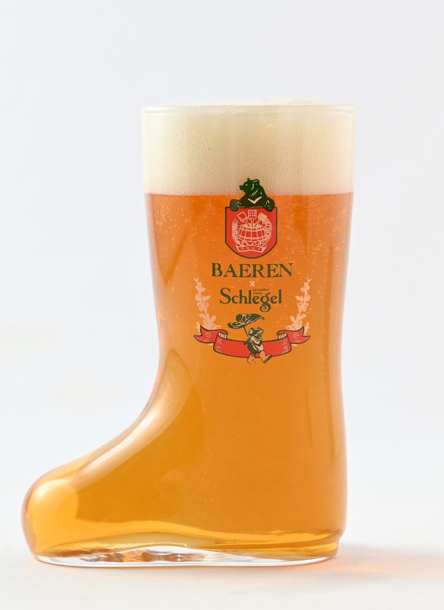 ブーツジョッキの秘密🥾🍺

つま先を上にして飲むと、溜まった空気でビールが顔にバシャッ！となることがありますが…実はそれ、浴びた人は「ラッキーな人」として賞賛されるそうですよ✨

🎁今なら #プレキャン 実施中！詳細はキャンペーン投稿へ！ #ブーツジョッキ ＃ゴム長靴のシュレーゲル