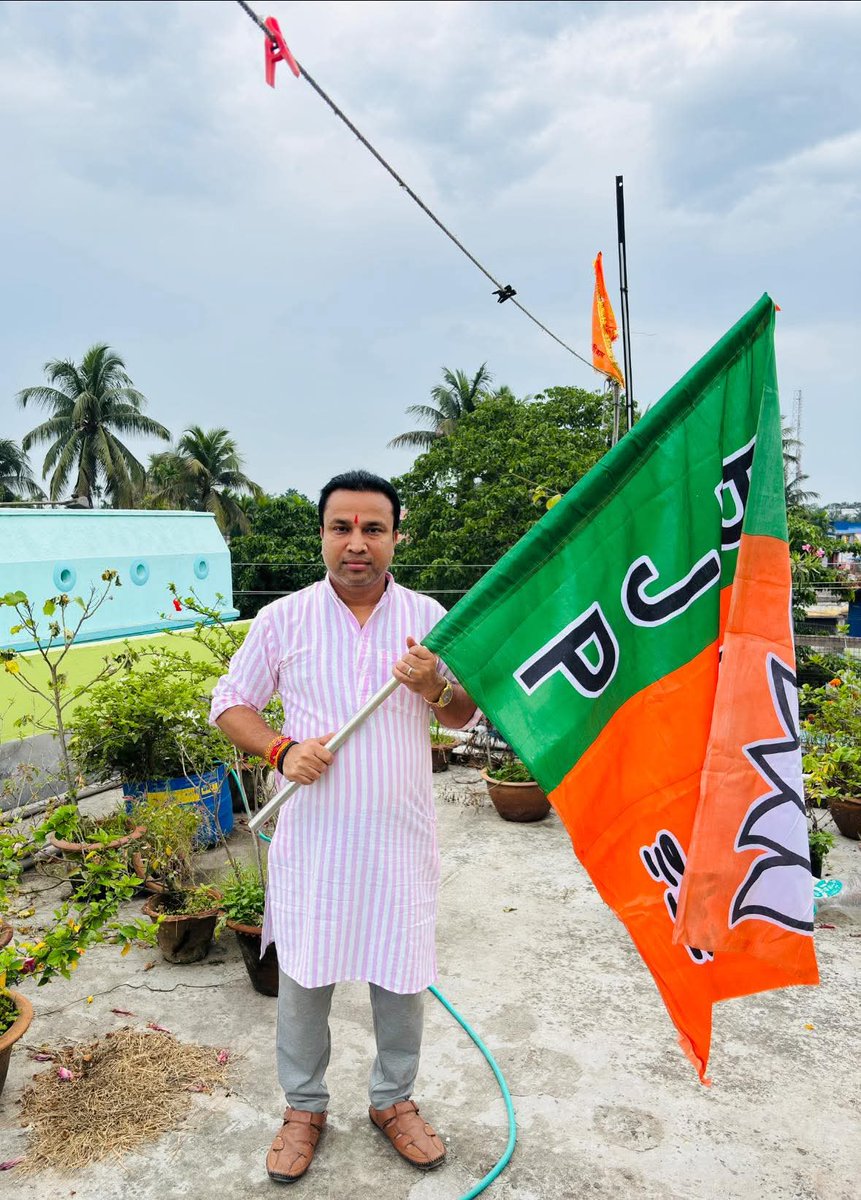 bindu_debnath's tweet photo. ভারতীয় জনতা পার্টির ৪৭ তম প্রতিষ্ঠা দিবস দলীয় পতাকা উত্তোলন। ভারত মাতা কি জয়, বিজেপি জিন্দাবাদ ।
@narendramodi @PratimaBhoumik https://t.co/1MVCTiJNjB