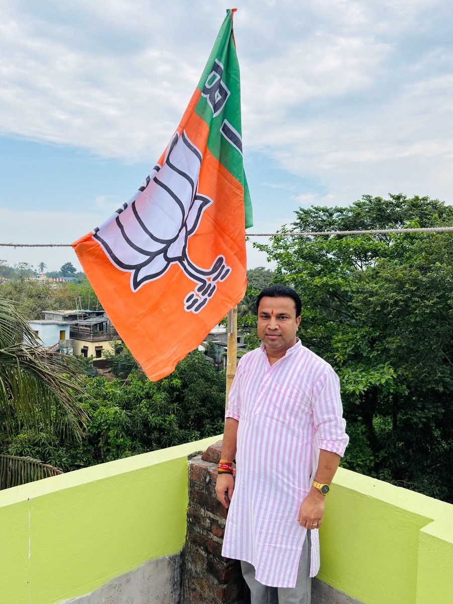 bindu_debnath's tweet photo. ভারতীয় জনতা পার্টির ৪৭ তম প্রতিষ্ঠা দিবস দলীয় পতাকা উত্তোলন। ভারত মাতা কি জয়, বিজেপি জিন্দাবাদ ।
@narendramodi @PratimaBhoumik https://t.co/1MVCTiJNjB