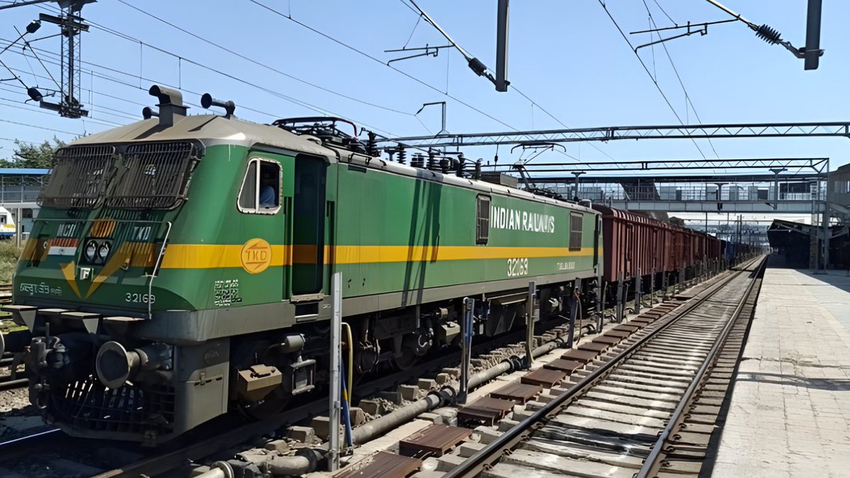 RailAnalysis's tweet photo. #IndianRailways approves Rs. 398.36 crore OFC backbone to boost #Kavach deployment in #WesternRailway
Read more: https://t.co/qGQWPlEVfF
#TCAS #ATP #Communication #Connectivity #Infrastructure #Ahmedabad #Ratlam #OpticalFibreCable #RailModernisation #Signalling #RailAnalysis https://t.co/fFsYGENOyc
