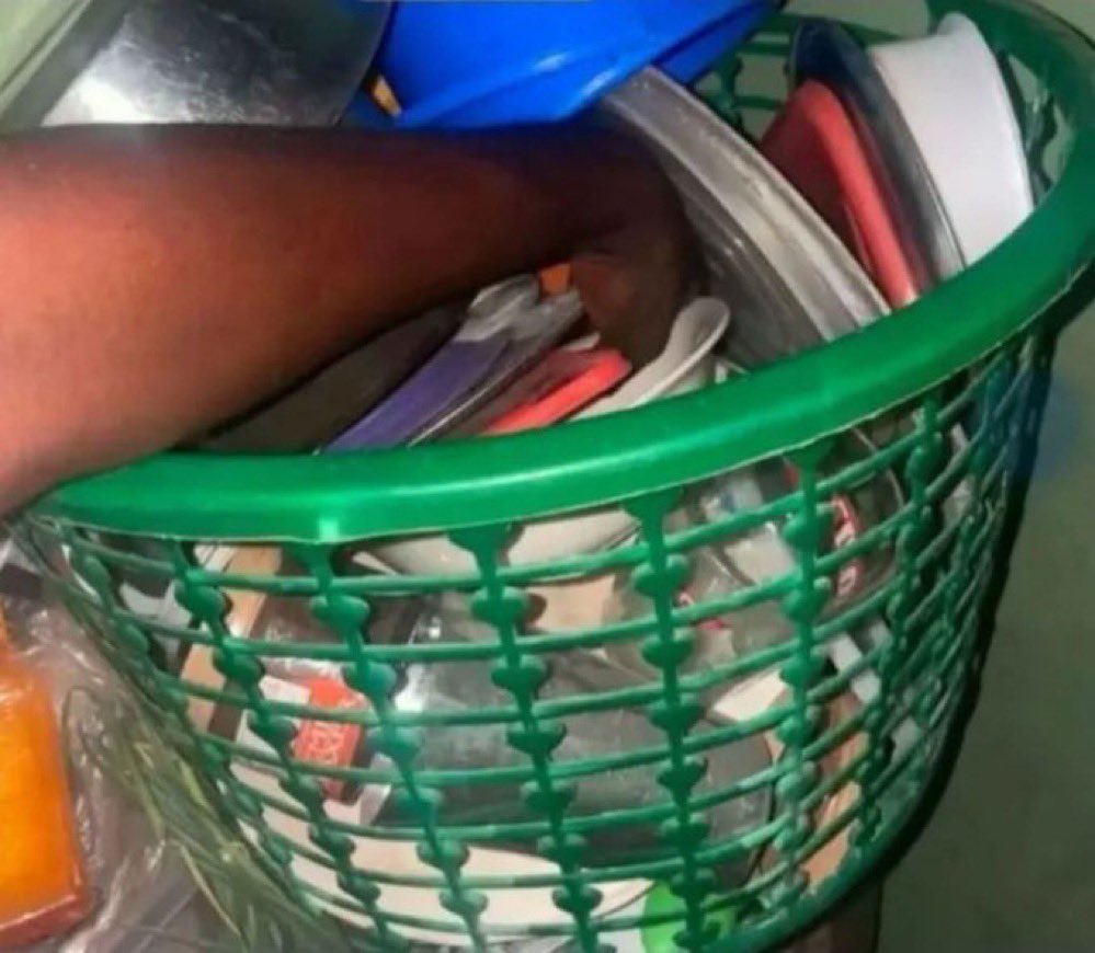 KiddoCantMiss9's tweet photo. 70 spoons fit dey this basket make you no see 1 when you wan chop😂 https://t.co/b5Qg7wonzj