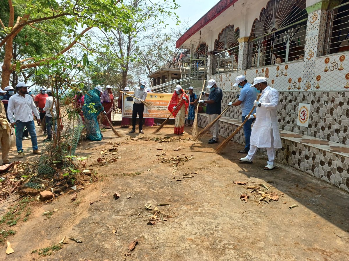 nackpg89's tweet photo. On the occasion of Odia Pakhya “ Swachha Odisha Divas”, a cleanliness drive programme was organized by NAC, khandapada within the premises of Girihanuman Temple.The programme was carried out successfully with the active participation of Chairperson ,Councillors &amp; All NAC staffs. https://t.co/PubMUjc6lp