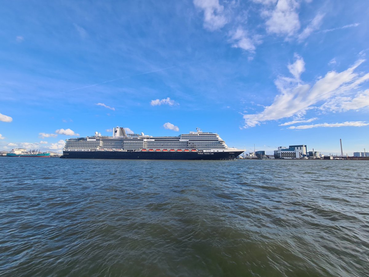 MarRotterdam's tweet photo. Even alles laten vallen voor dit uitzicht: de Holland America Line vertrekt vanuit Rotterdam langs Vlaardingen. 

Wat een bakbeest, wat een beauty. 

#Vlaardingen #Cruiseschip #Vertrek #HollandAmericaLine #rotterdam https://t.co/2VxbLCl5O7