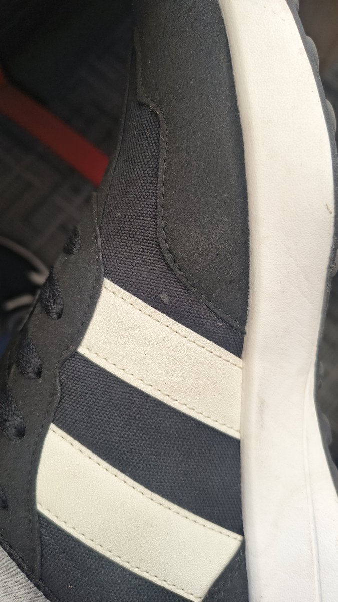 DeepChauha86387's tweet image. Order ID: OD337045032153720100
Delivered on 26th March — within 10 days, shoes are scratched &amp;amp; torn. Very poor quality. Requesting refund &amp;amp; pickup ASAP. #RefundRequest @Flipkart @flipkartsupport