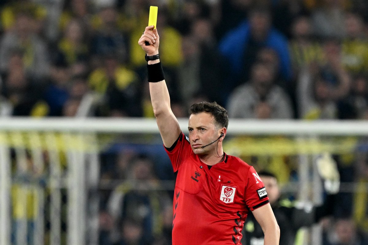 🗣️🎙️Erman Toroğlu: "Yasin Kol, penaltıyı verdi. Penaltı veya değil. Pozisyon ceza alanı içinde mi dışında mı o da belli değil. Darbe var mı yok mu, tam belli olmuyor. Bu durumlarda hakem penaltıyı verebilir, ona bir şey demem. VAR bu pozisyonlar için var. Eğer bu pozisyonda