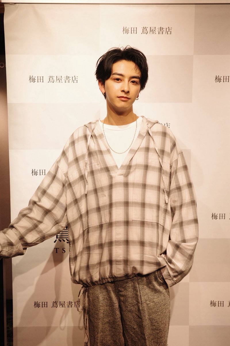 umetsuta's tweet photo. 【イベント】
4/5『新原泰佑 2026.04-2027.03 Calendar』発売記念お渡し会が開催されました。

明るい笑顔溢れるひと時をご堪能いただけたのではないでしょうか。イベントの合間にはお客様の様子をひょっこり見たりと和やかな場面も😊

新原泰佑さん、ご参加いただいたお客様、ありがとうございました https://t.co/MeFkyhSEPg