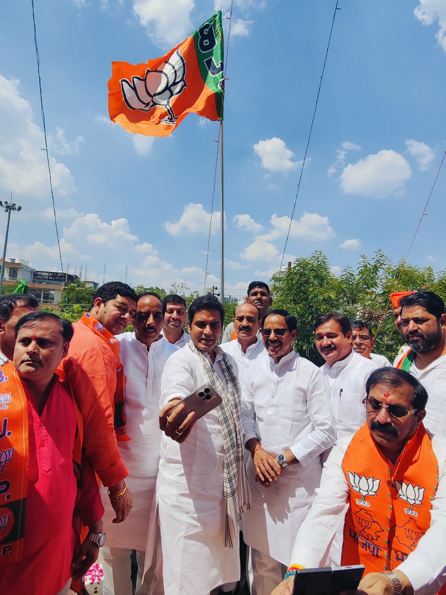 PankajSinghBJP's tweet photo. आज भारतीय जनता पार्टी के 47वें स्थापना दिवस के ऐतिहासिक अवसर पर सेक्टर-116 स्थित भाजपा नोएडा महानगर कार्यालय में महानगर अध्यक्ष श्री महेश चौहान जी, पार्टी के वरिष्ठ नेताओं एवं कार्यकर्ताओं के साथ पार्टी का ध्वज फहराया।

भारतीय जनता पार्टी के स्थापना दिवस पर सभी कर्मठ एवं समर्पित कार्यकर्ताओं को हार्दिक बधाई।

#47YearsOfNationFirst
