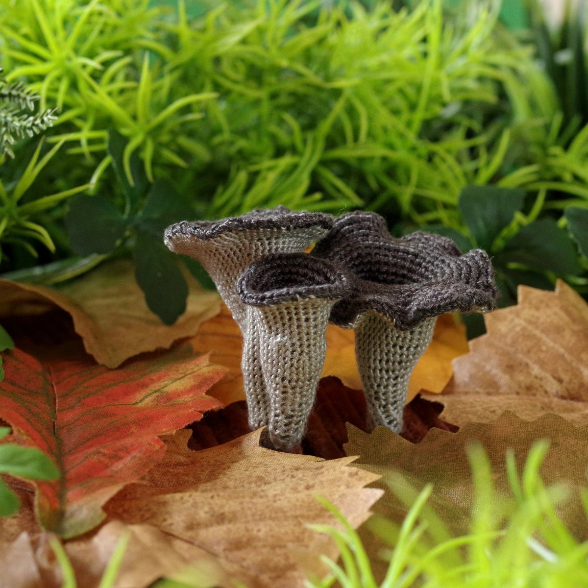 at384's tweet image. 編みきのこ新作、クロラッパタケ🎺🧶
去年かっこいいクロラッパタケをじっくり観察したので、3作めにしてやっと納得のいく仕上がりになりました〜
#crochet #fungi #mushrooms 
#あみぐるみ #きのこ 
#役に立たないきのこ