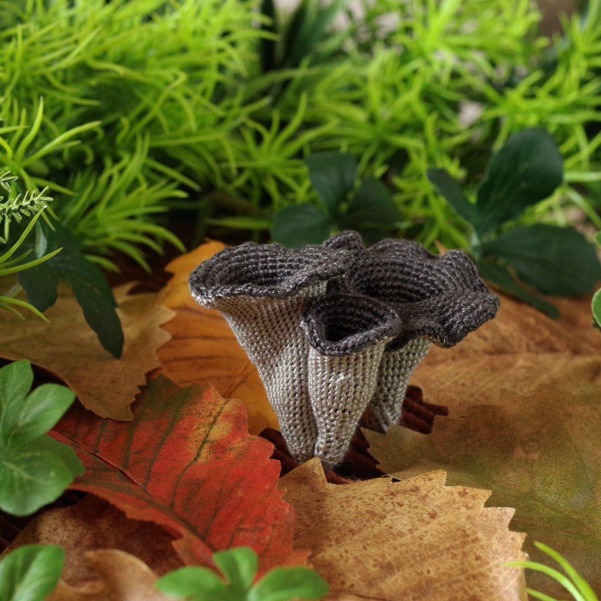 at384's tweet image. 編みきのこ新作、クロラッパタケ🎺🧶
去年かっこいいクロラッパタケをじっくり観察したので、3作めにしてやっと納得のいく仕上がりになりました〜
#crochet #fungi #mushrooms 
#あみぐるみ #きのこ 
#役に立たないきのこ