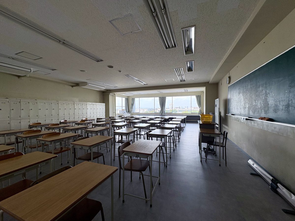 mnm71_bot's tweet photo. 始業式前日の3-5教室
窓側には長机が詰め込まれてました。
床はきれいです https://t.co/B5dvGDL3AP