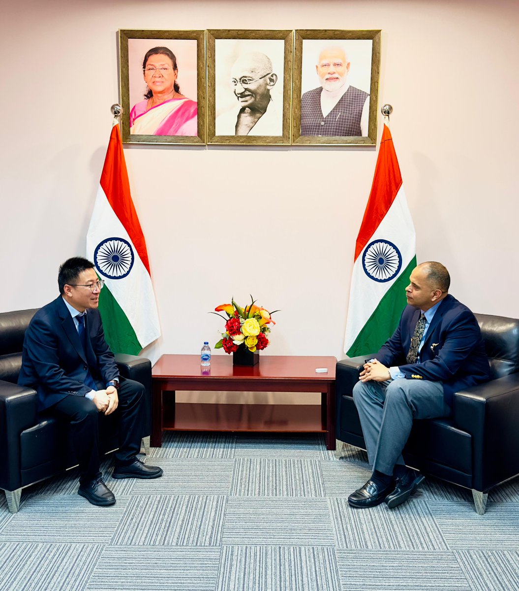 IndiaInShanghai's tweet image. #AcademicExchanges #BuildingBridges 🇮🇳🤝🌎🌟📚

On the Chinese festival of #QingMingJie, CG @PratikMathur met Dr. Hu Wei, Senior Professor at the prestigious School of Computer Science, Nanjing University, ahead of his visit to India to attend the ACM SIGMOD/PODS International