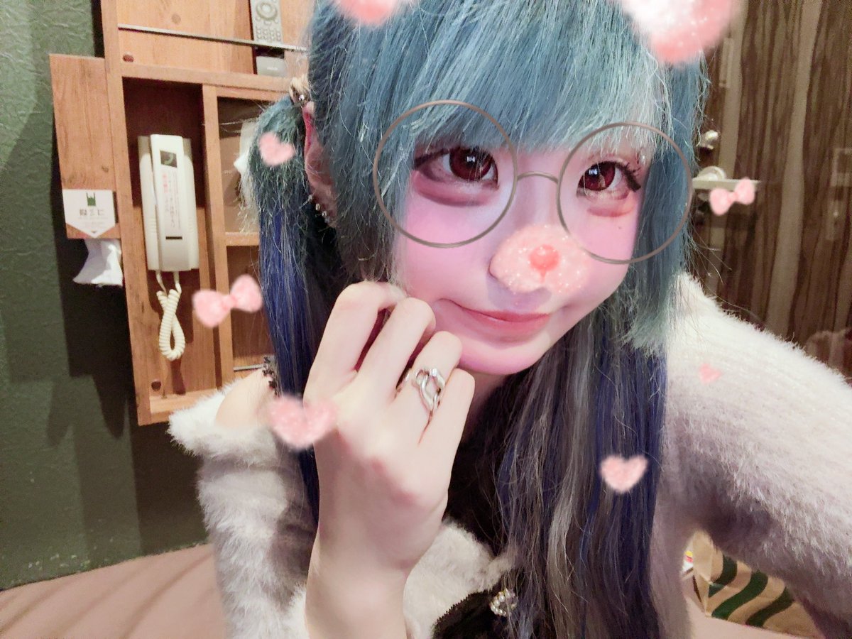 こっち見んな tweet media