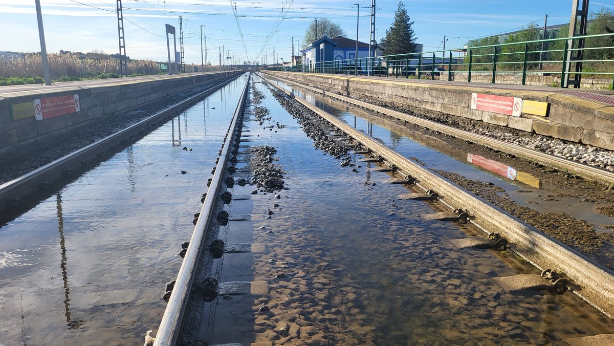 ¿Alguien sabe por qué las vías de Villasequilla parecen dos canales de piragüismo? Me he quedado loquísimo. <a href="/Adif_es/">Adif</a> #ferrocarril #tren