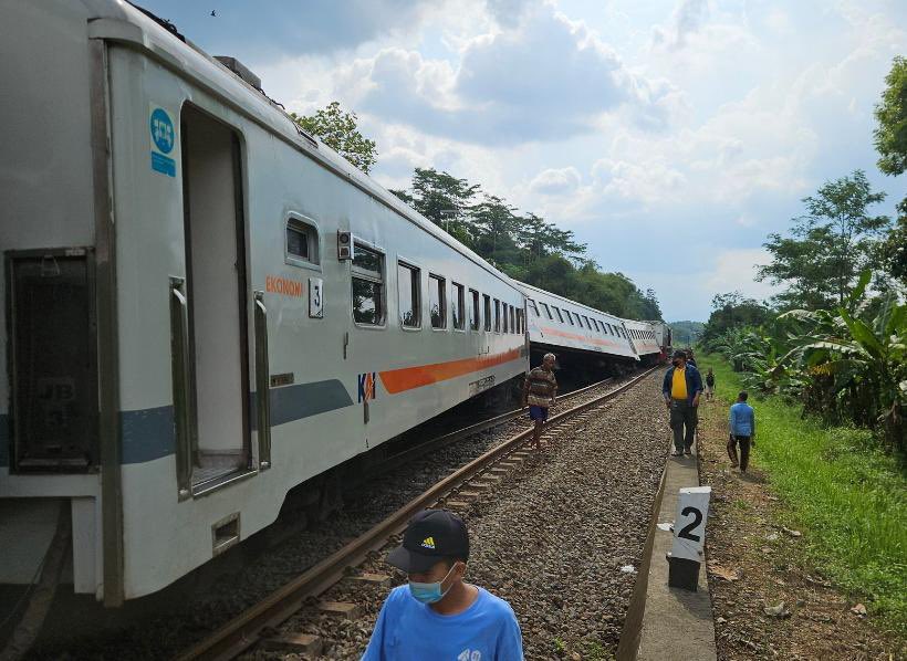 Jateng_Twit's tweet photo. BREAKING🚨

KA Bangunkarta tujuan Jakarta tergelincir di Bumiayu, Jawa Tengah Senin (6/4/2026) Siang ini sekitar pukul 14:20

Informasi lebih lanjut mengenai perjalanan kereta api pada jalur yang terdampak dapat dipantau secara berkala melalui medsos resmi @KAI121 https://t.co/EppMnXETOT