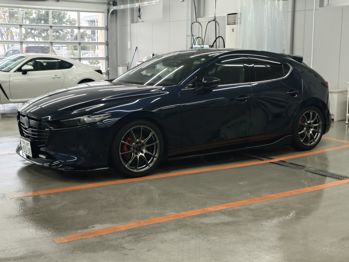 GonchiMazda3's tweet photo. 愛車も6年目に入り下地を整えたかったので、鉄粉取り→研磨→クリスタルkeeperを施工しました。
新車のような輝きが戻った気がする～(￣∇￣)🎵 https://t.co/e8OmTD6UVM