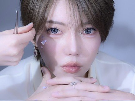 sake893corp's tweet photo. 3月度の実績から、ユグ本がいよいよ更なる全盛期に入った感が伝わるよね？

2月度のジャングクさんに続き、動城ハウルさんまでもがユグ本モデルに適応→3月度No.1に。さすがにナンバーの並びが強すぎる。

個人の実力やポテンシャルはもちろんなんだけど、ユグ本は「売れる構造に適応した人がちゃんと売れる」という仕組み化に成功していて、その仕組みに「適応できる人は伸びる」「適応できない人は沈む」という、営業組織としてめちゃくちゃ健全な競争環境になってるなあと思う。

そして完成しつつあるこの仕組みの他に、九条音弥さんの存在も良い作用が起きているのでは？と勝手に思っていて。

九条音弥さんみたいに長らく毎月の売上水準が高い人（高い月アベを外さない人）がいることで、「九条音弥さんを超え続けないとトップに立てない」という絶対条件が土台としてあるので、自然と高い水準が求められる環境。これも営業組織としては、かなり影響力が大きいんじゃないかな？

ユグ本は今、「スターを生む店」じゃなくて
「スターを量産できる構造の店」に向かってる、というのが個人的な体感。

@CYggdrasill