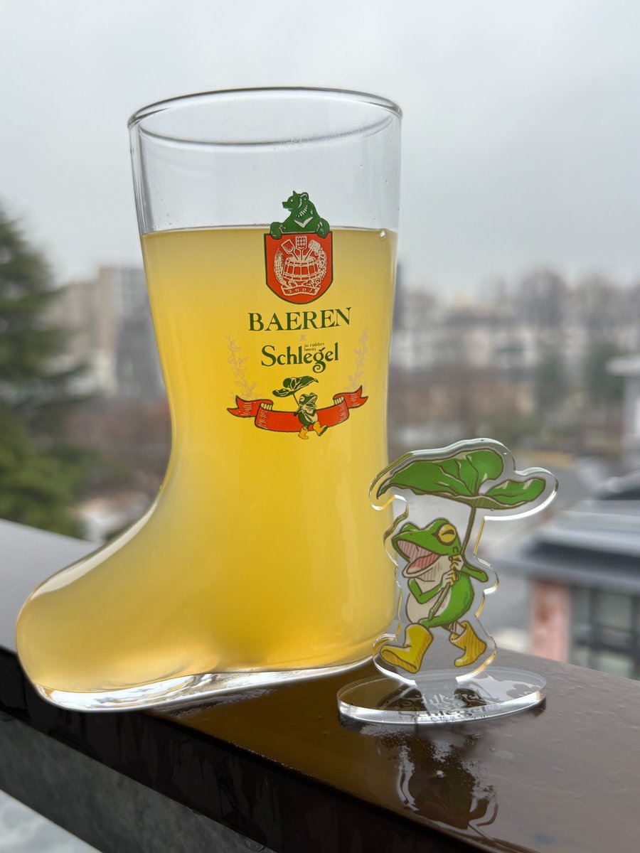 どんよりした空の下でも、こんな可愛い長靴のジョッキがあれば気分は晴れやかです✨

🎁今ならこのジョッキが当たる #プレキャン 実施中！詳細はキャンペーン投稿へ！
#ブーツジョッキ ＃ゴム長靴のシュレーゲル #宮沢賢治