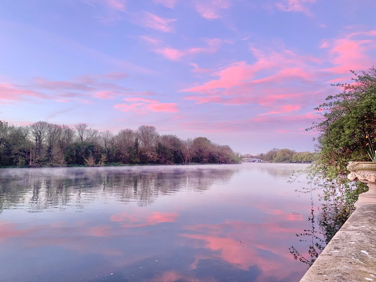ruths_gallery's tweet image. Mist rising from the Thames …so beautiful. 

#sunrise #reflections #twickenham #thames #loveukweather @metoffice @SallyWeather #mist