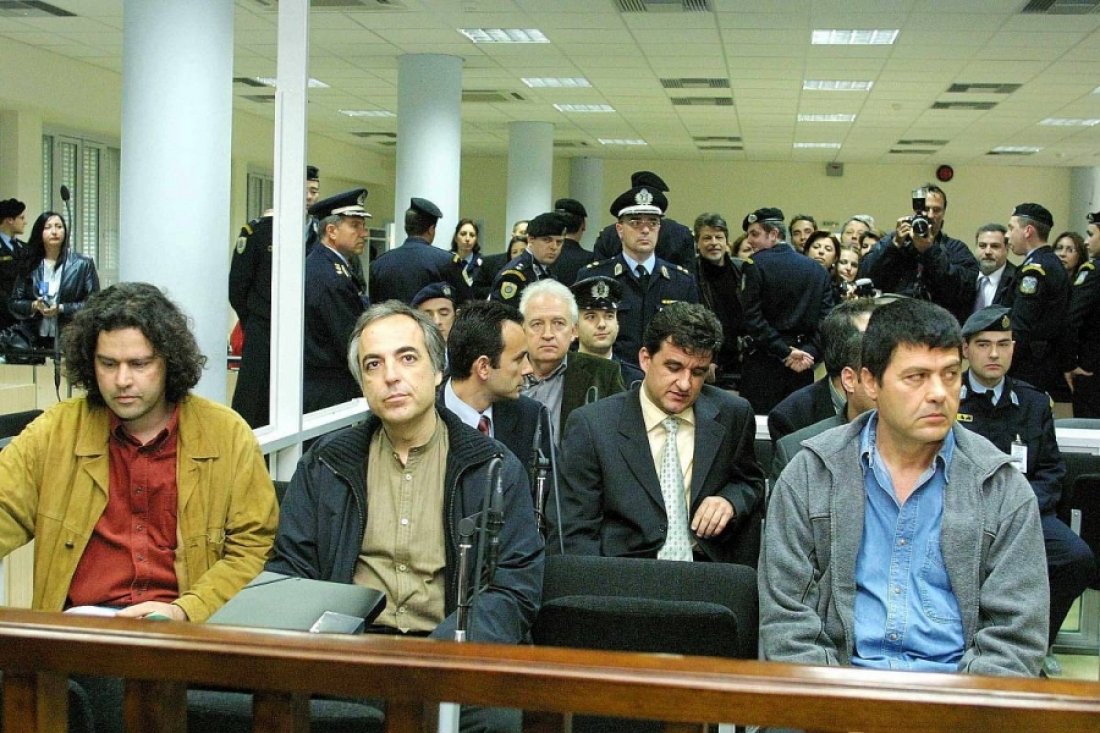 Η μούμια της τρομοκρατίας, ο Δημήτρης Κουφοντίνας, περιγράφει στο ντοκιμαντέρ για τη 17Ν μία μεγάλη αλήθεια: «Όποτε η ΕΛ.ΑΣ. μας πλησίαζε, οι δρόμοι μας χώριζαν». Ως δια μαγείας, πάντα κάτι πήγαινε αδικαιολόγητα στραβά. Οι πασοκικοί μεγαλογραβατάδες της Αστυνομίας, για να
