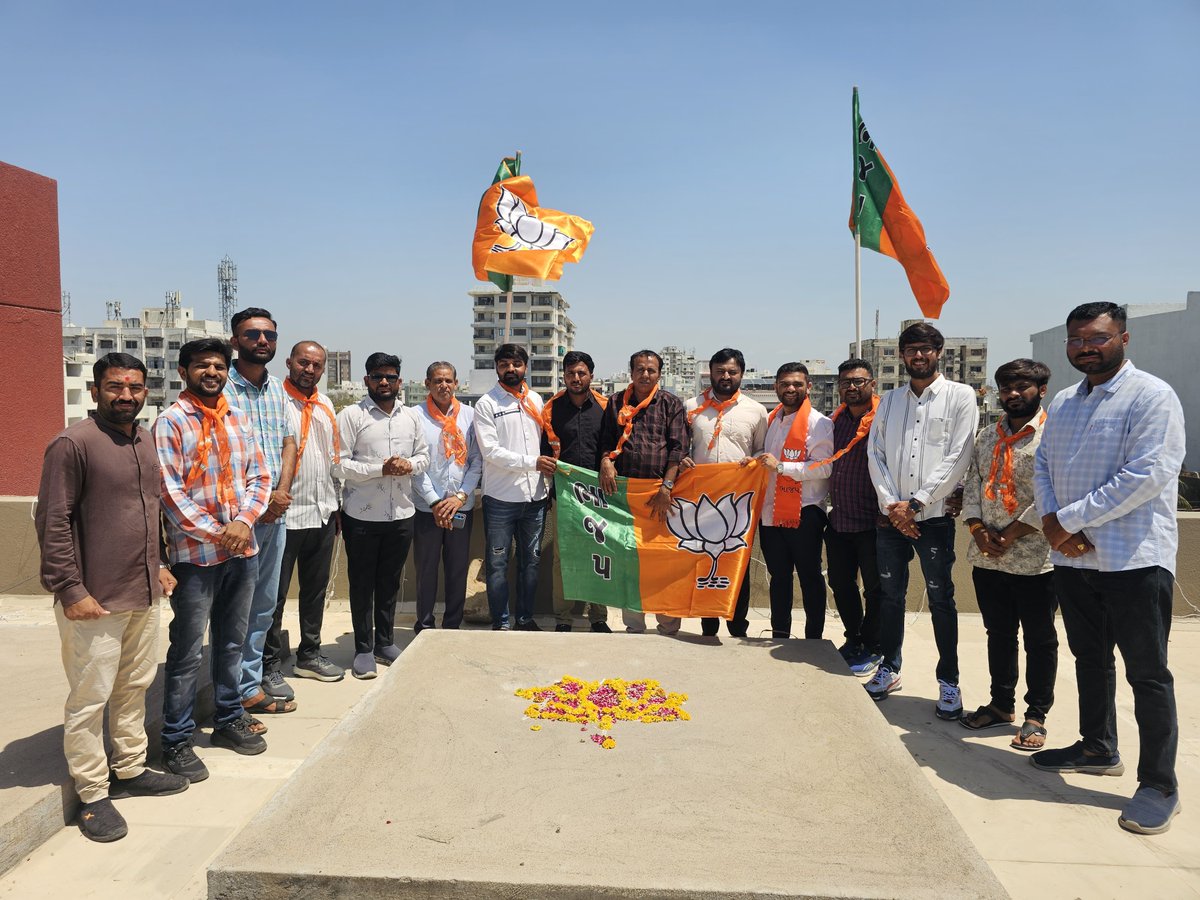 DattaniKinjan's tweet photo. ભારતીય જનતા પાર્ટીના 47મા સ્થાપના દિવસ નિમિત્તે આજે પોરબંદર કાર્યાલય 'શ્રી કમલમ્' ખાતે ગૌરવ વંતો ધ્વજ લહેરવામાં આવ્યો.
#47YearsOfNationFirst 
@drhemangjoshimp https://t.co/bWJenSWmYU