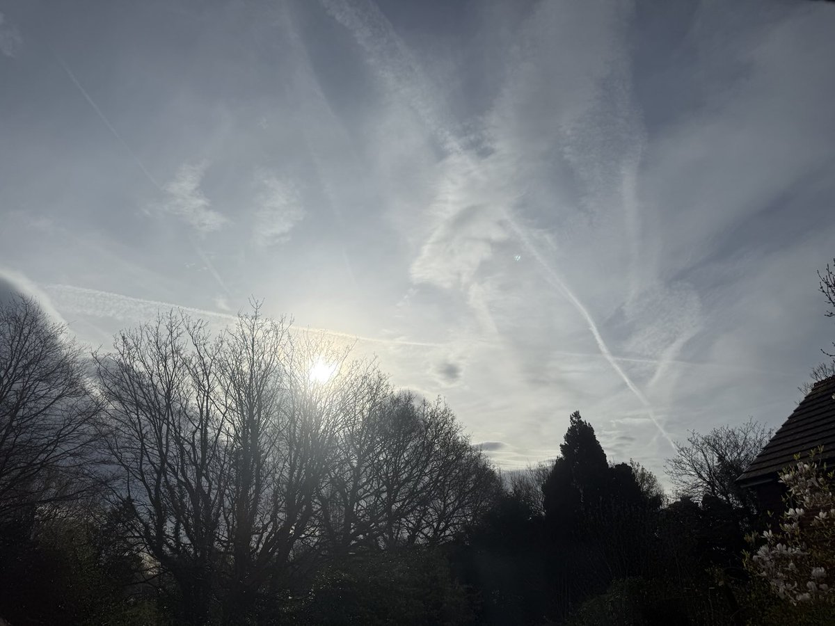 SAVEOURUK's tweet photo. #chemtrails #sprayed #poisoning….. So not a cloud forecast on the met office today clear blue skies with zero chance of cloud or rain! Then the fkin lines appear! 1 hour later! https://t.co/prE1eqRjuM