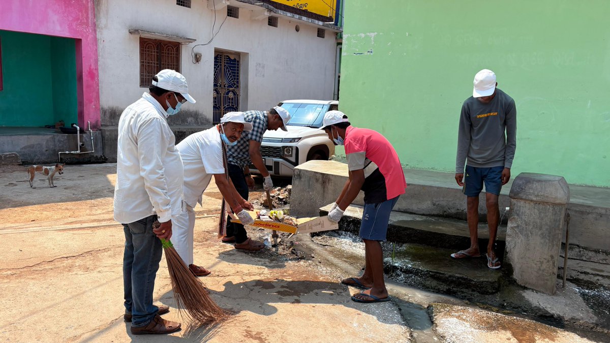 zpbaragada's tweet photo. ସ୍ବଚ୍ଛ ଓଡ଼ିଶା ଦିବସ -ଓଡ଼ିଆ ପକ୍ଷ ପାଳନ -୨୦୨୬ ଅବସରରେ ଦଧିବାମନ ମନ୍ଦିର ପ୍ରାଙ୍ଗଣରେ ସାମୁହିକ ସ୍ବଚ୍ଛତା ଅଭିଯାନ, ବ୍ଲକ -ଭଟଲି , ଜିଲ୍ଲା - ବରଗଡ଼
@PRDeptOdisha @IPR_Odisha @MoJSDDWS @swachhbharat @DMBargarh @sbmodisha @odishaculture @odisha_tourism https://t.co/3rulDKtkb6