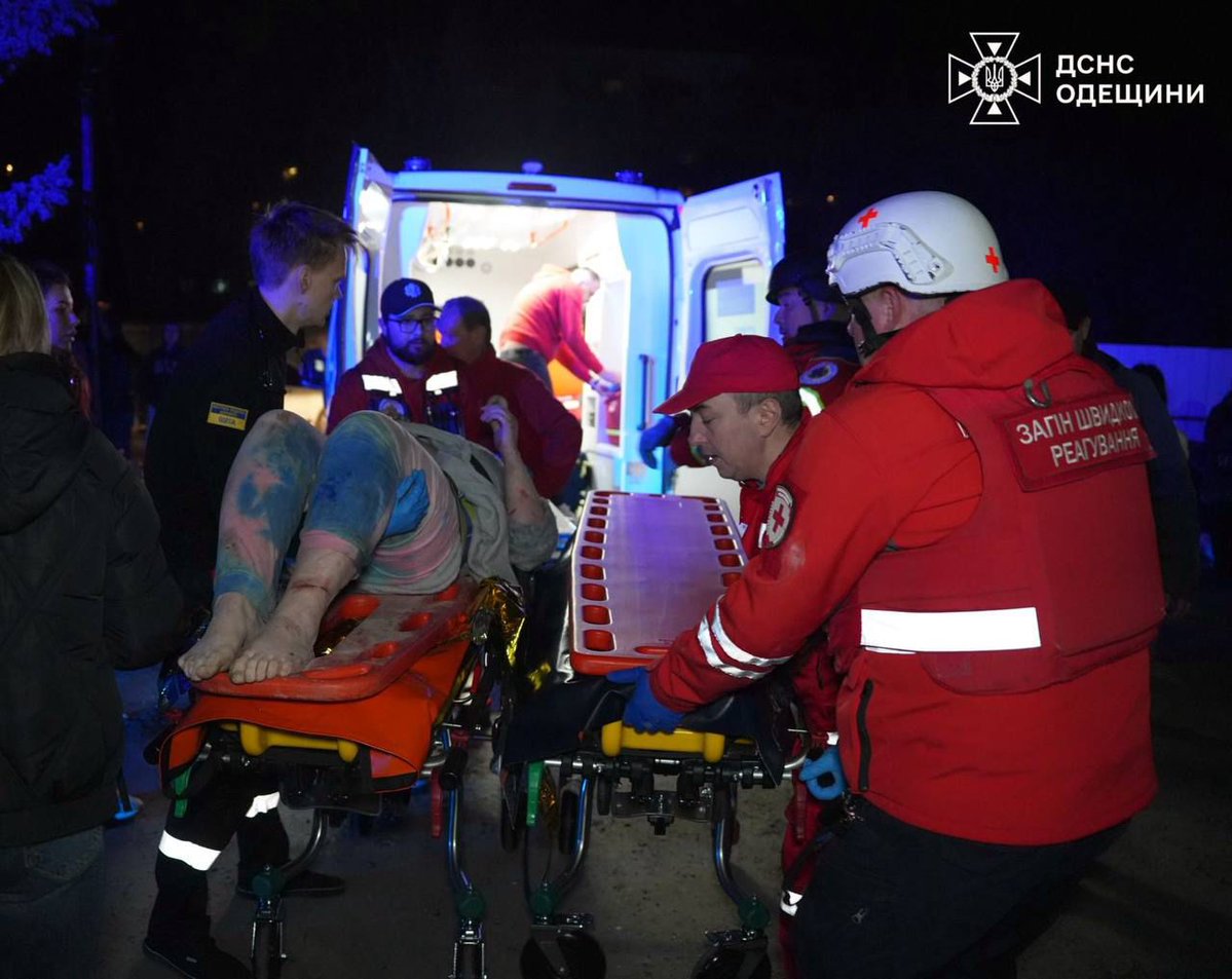 RedCrossUkraine's tweet image. ⚡️ The Ukrainian Red Cross responded to a nighttime Russian attack on #Odesa: 4 people evacuated from the rubble (including a 2-year-old), 8 injured received first aid, and 4 transported to hospital. Relief efforts continue on-site. #NotATarget #EmergencyResponse